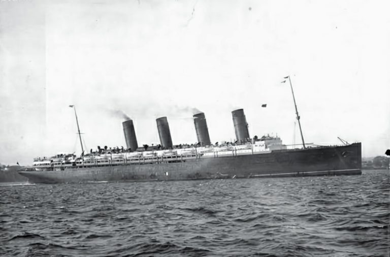 Lusitania_Leaving_NY_Harbor_on_Last_Voyage