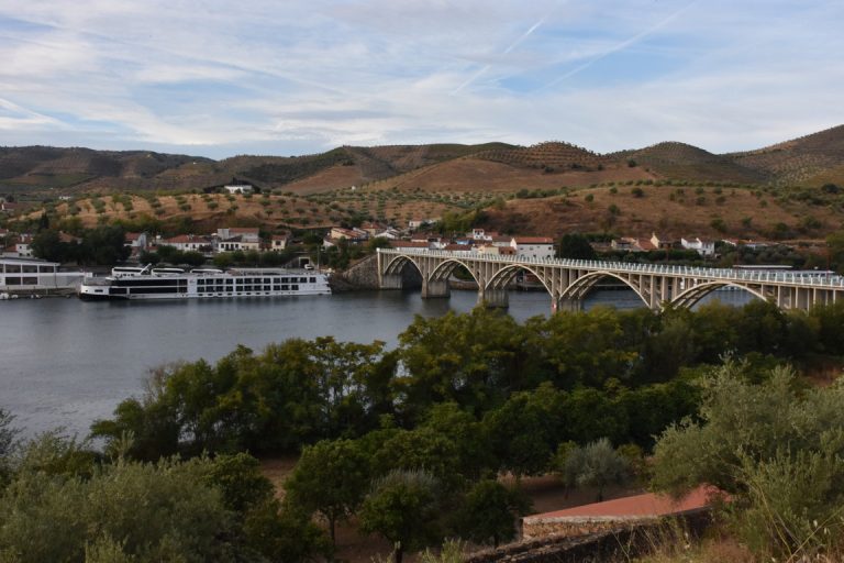 barca d alva - vila e cais de atracagem de navios