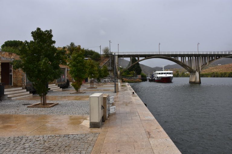 barca d alva - vila e cais de atracagem de navios