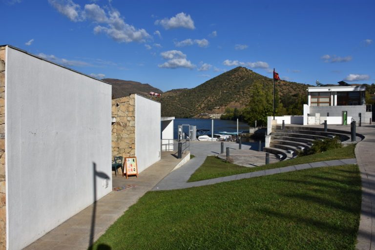 barca d alva - vila e cais de atracagem de navios