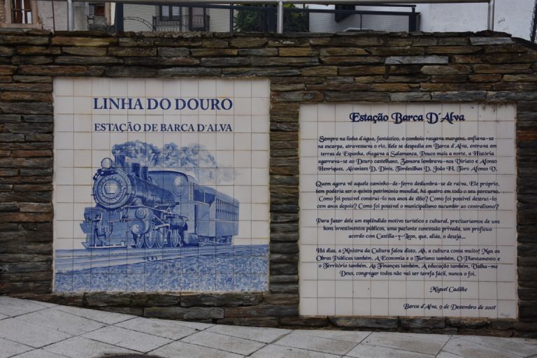 barca d alva - vila e cais de atracagem de navios