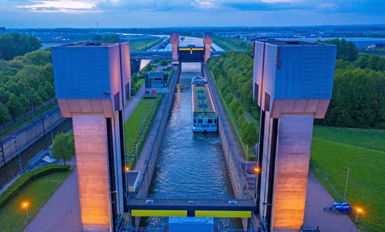 SCER_TULIPCRUISE_LOCK_DRONE_0006_SELECT