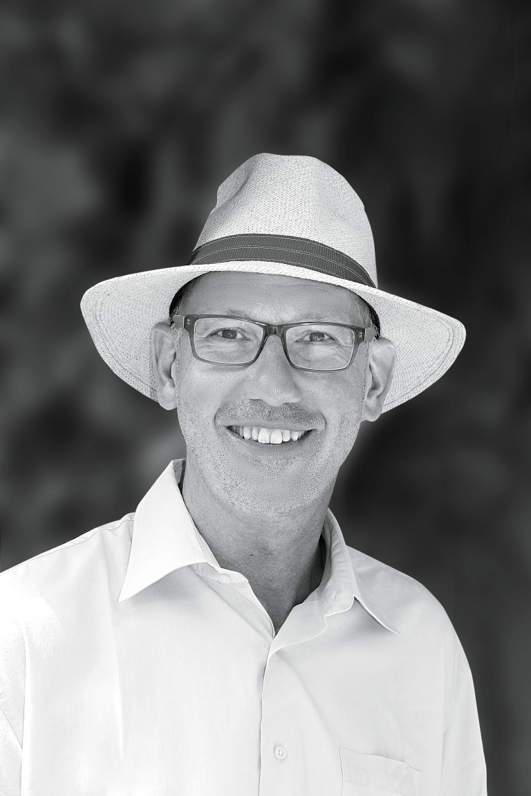 Dr.-Carsten-Seick-garden-expert-on-the-Parks-Garden-itineraries-aboard-MS-EUROPA