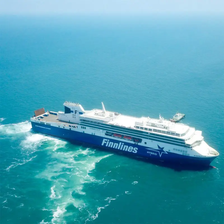 The crash stop caused a visible white froth in the water, as expected when the 235-meter Superstar-Finnsirius reversed its propellers from a speed of twenty knots. The crash stop caused a visible white froth in the water, as expected when the 235-meter Superstar-Finnsirius reversed its propellers from a speed of twenty knots.
