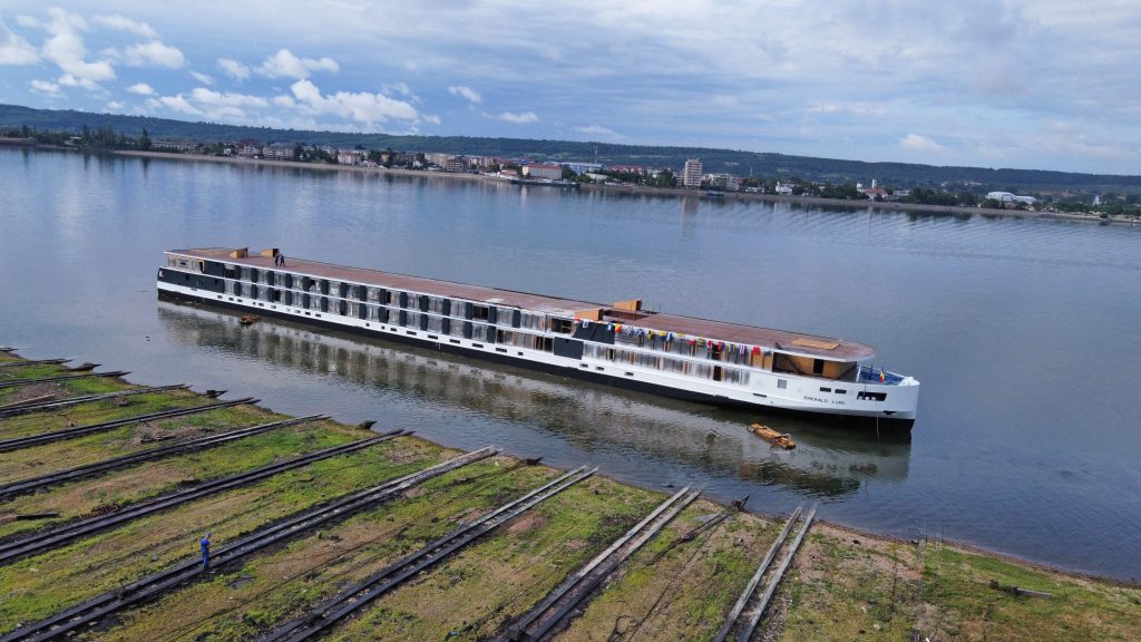 emerald-cruises-il-float-out-di-emerald-lumi